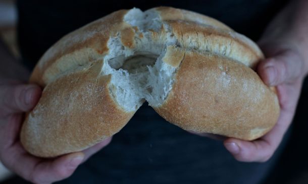 “… aquí hay uno que tiene pan…”